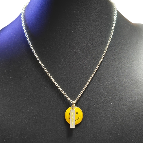 Happy Face Silvertone Best Bar Charm Necklace L12 - Picture 1 of 4